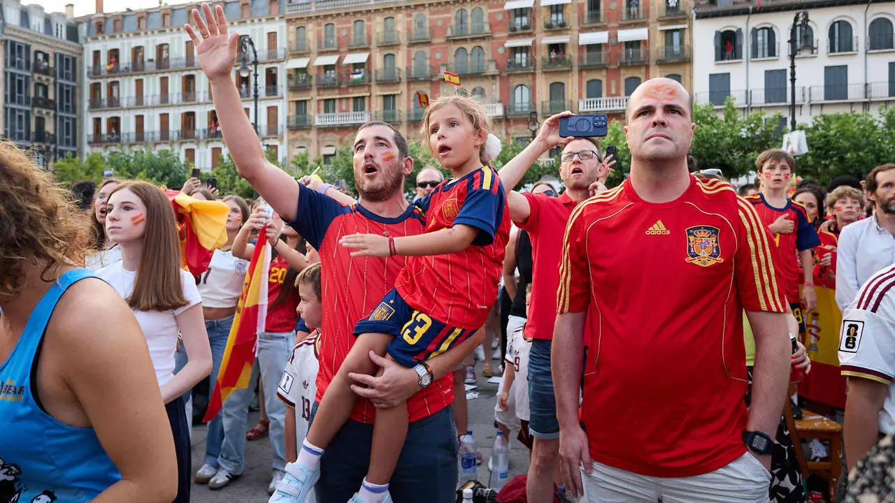 Seguimiento de la final del Mundial de f&uacute;tbol entre Espa&ntilde;a y Argentina en las pantallas gigantes instaladas en la Plaza del Castillo de Pamplona. I&Ntilde;IGO ALZUGARAY