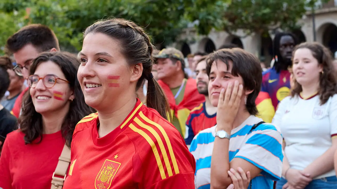 Seguimiento de la final del Mundial de f&uacute;tbol entre Espa&ntilde;a y Argentina en las pantallas gigantes instaladas en la Plaza del Castillo de Pamplona. I&Ntilde;IGO ALZUGARAY