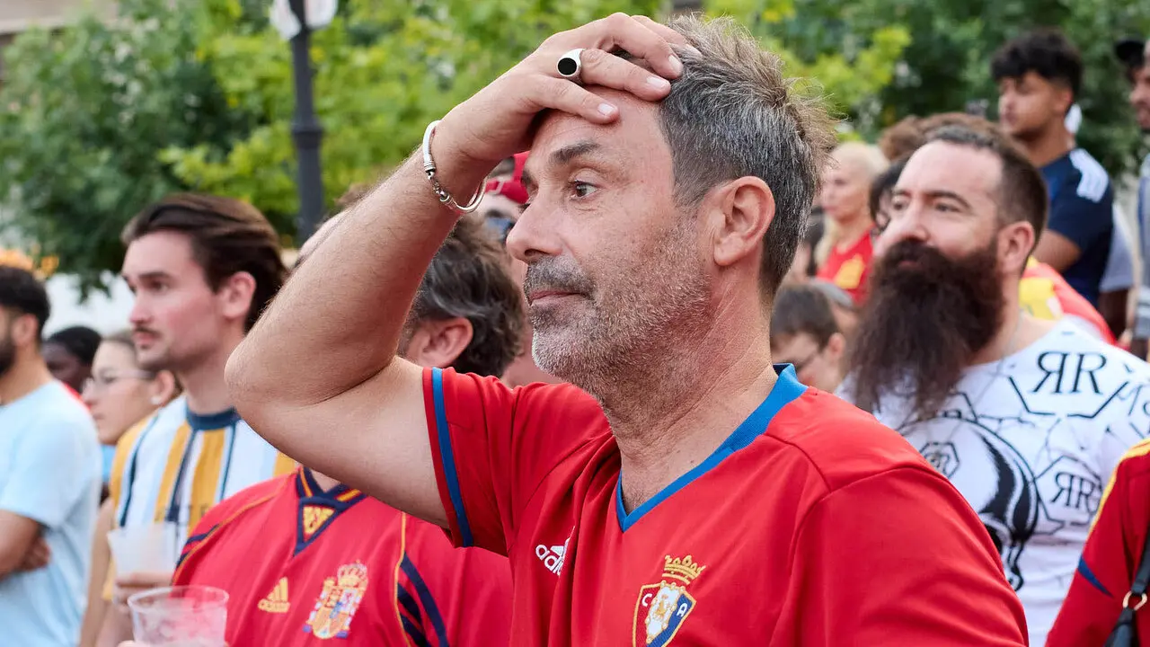 Seguimiento de la final del Mundial de f&uacute;tbol entre Espa&ntilde;a y Argentina en las pantallas gigantes instaladas en la Plaza del Castillo de Pamplona. I&Ntilde;IGO ALZUGARAY