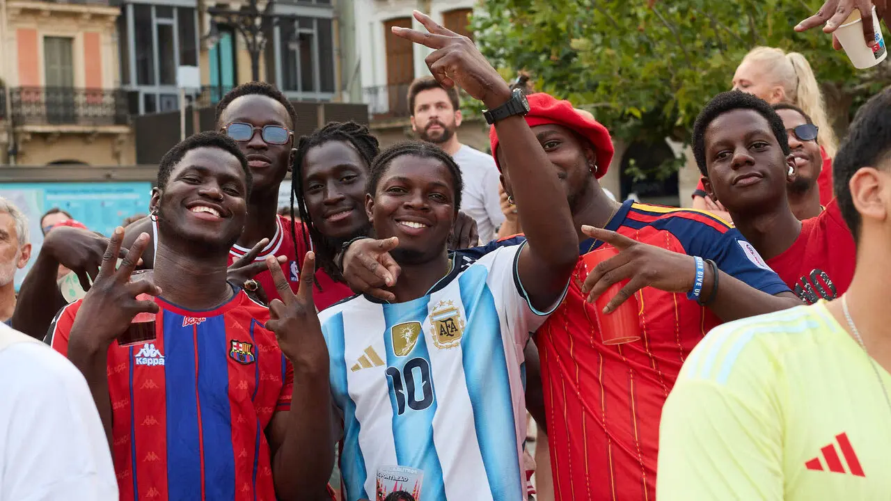 Seguimiento de la final del Mundial de f&uacute;tbol entre Espa&ntilde;a y Argentina en las pantallas gigantes instaladas en la Plaza del Castillo de Pamplona. I&Ntilde;IGO ALZUGARAY