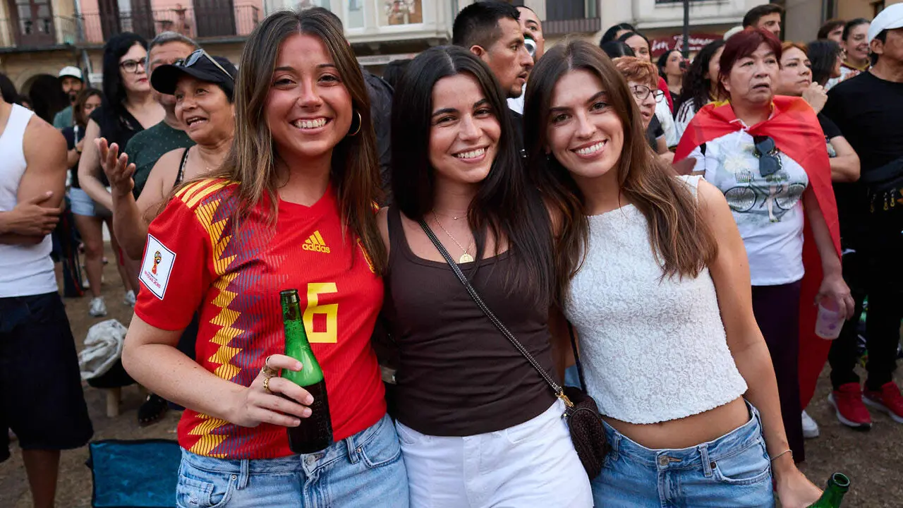 Seguimiento de la final del Mundial de f&uacute;tbol entre Espa&ntilde;a y Argentina en las pantallas gigantes instaladas en la Plaza del Castillo de Pamplona. I&Ntilde;IGO ALZUGARAY
