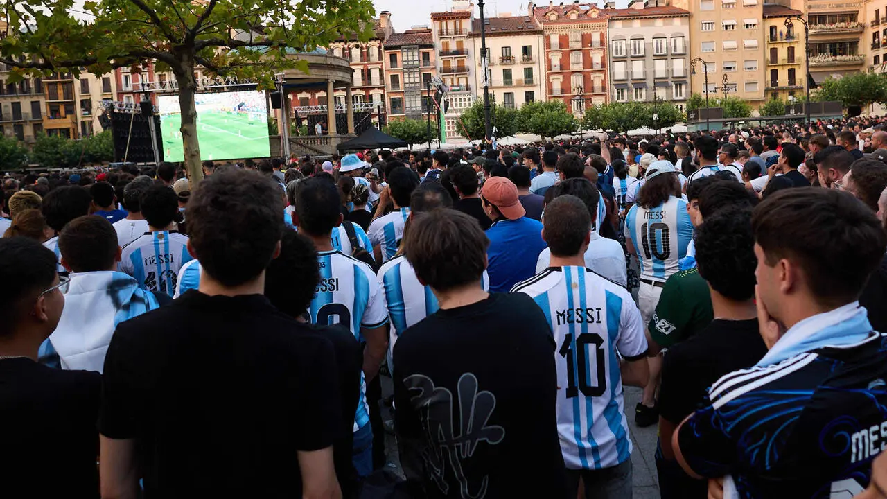 Seguimiento de la final del Mundial de f&uacute;tbol entre Espa&ntilde;a y Argentina en las pantallas gigantes instaladas en la Plaza del Castillo de Pamplona. I&Ntilde;IGO ALZUGARAY