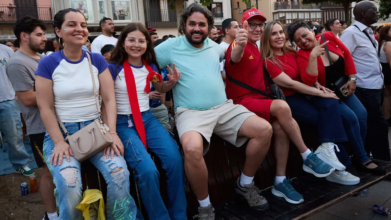 Seguimiento de la final del Mundial de f&uacute;tbol entre Espa&ntilde;a y Argentina en las pantallas gigantes instaladas en la Plaza del Castillo de Pamplona. I&Ntilde;IGO ALZUGARAY