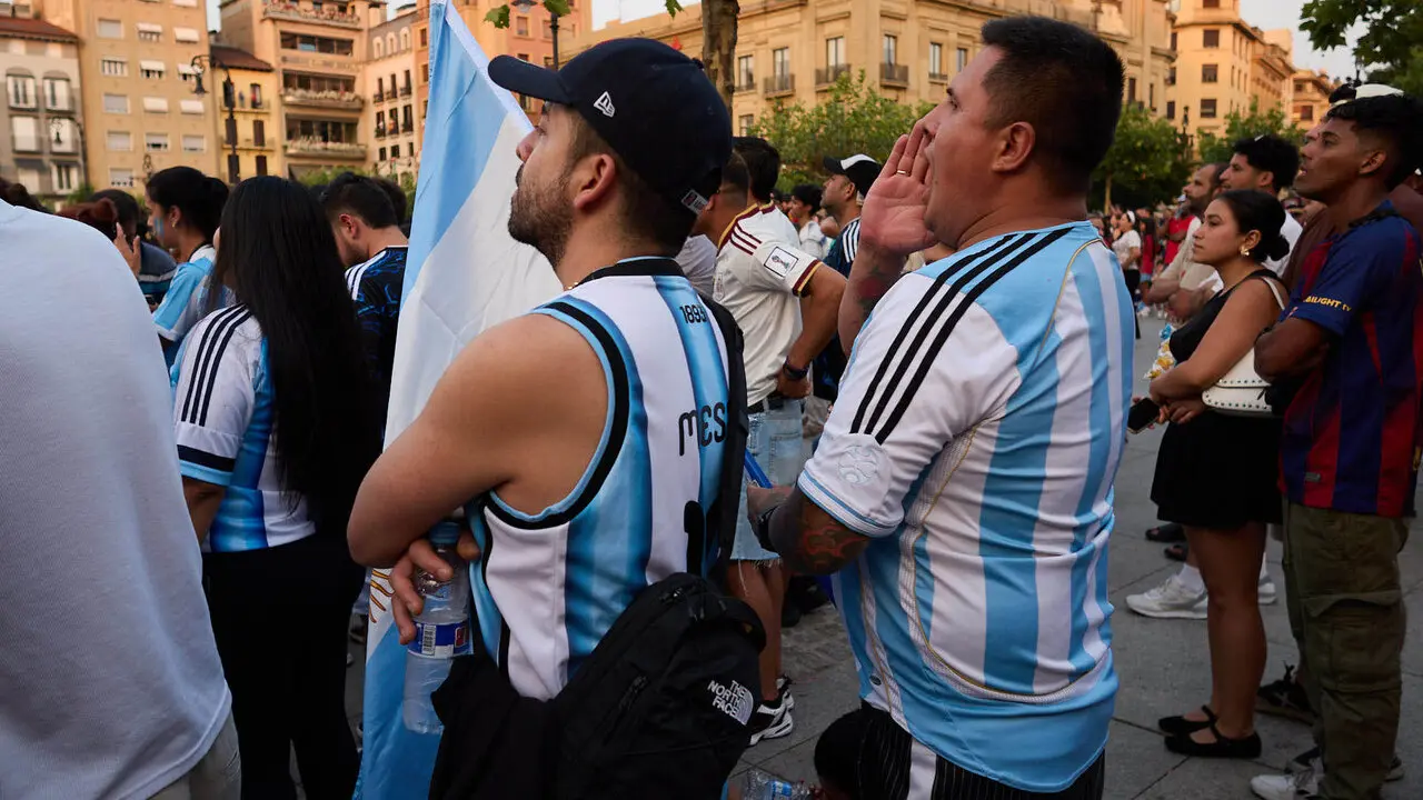Seguimiento de la final del Mundial de f&uacute;tbol entre Espa&ntilde;a y Argentina en las pantallas gigantes instaladas en la Plaza del Castillo de Pamplona. I&Ntilde;IGO ALZUGARAY