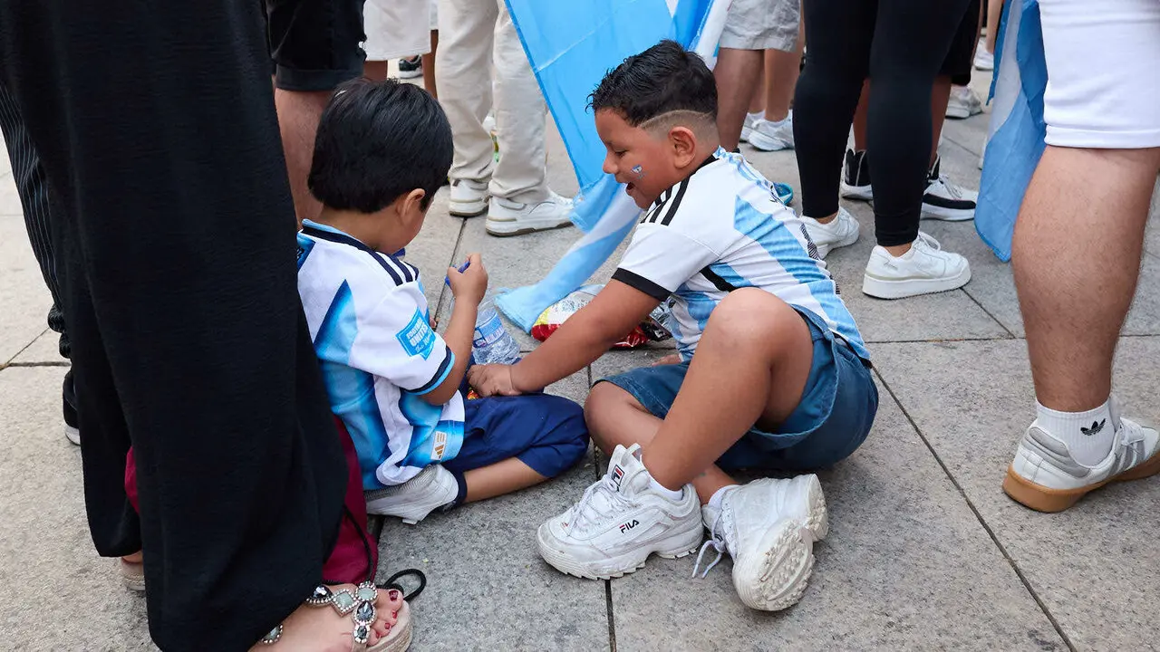 Seguimiento de la final del Mundial de f&uacute;tbol entre Espa&ntilde;a y Argentina en las pantallas gigantes instaladas en la Plaza del Castillo de Pamplona. I&Ntilde;IGO ALZUGARAY