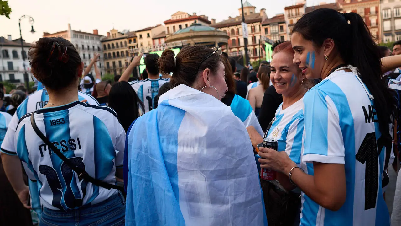 Seguimiento de la final del Mundial de f&uacute;tbol entre Espa&ntilde;a y Argentina en las pantallas gigantes instaladas en la Plaza del Castillo de Pamplona. I&Ntilde;IGO ALZUGARAY