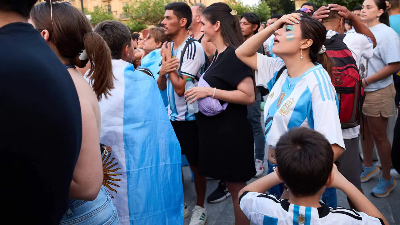 Seguimiento de la final del Mundial de f&uacute;tbol entre Espa&ntilde;a y Argentina en las pantallas gigantes instaladas en la Plaza del Castillo de Pamplona. I&Ntilde;IGO ALZUGARAY