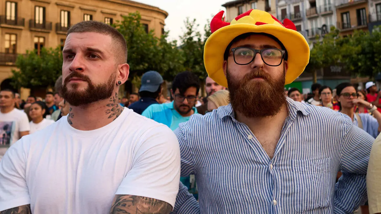 Seguimiento de la final del Mundial de f&uacute;tbol entre Espa&ntilde;a y Argentina en las pantallas gigantes instaladas en la Plaza del Castillo de Pamplona. I&Ntilde;IGO ALZUGARAY