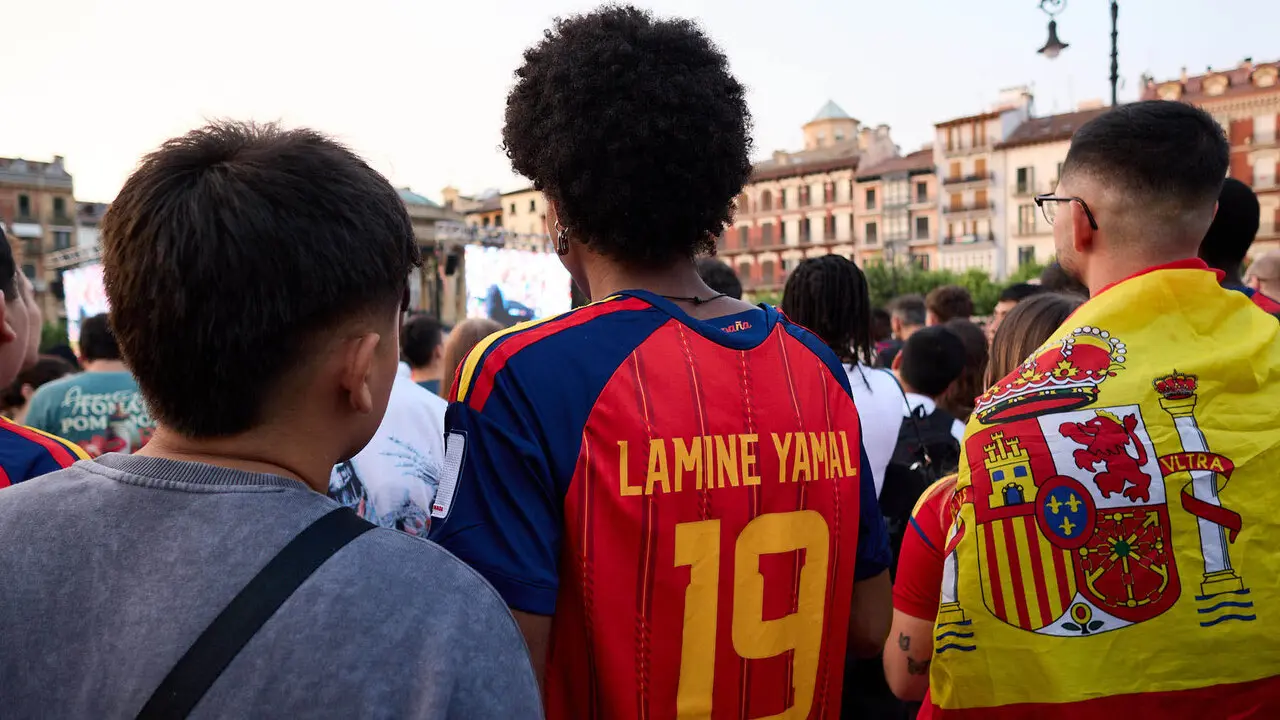 Seguimiento de la final del Mundial de f&uacute;tbol entre Espa&ntilde;a y Argentina en las pantallas gigantes instaladas en la Plaza del Castillo de Pamplona. I&Ntilde;IGO ALZUGARAY