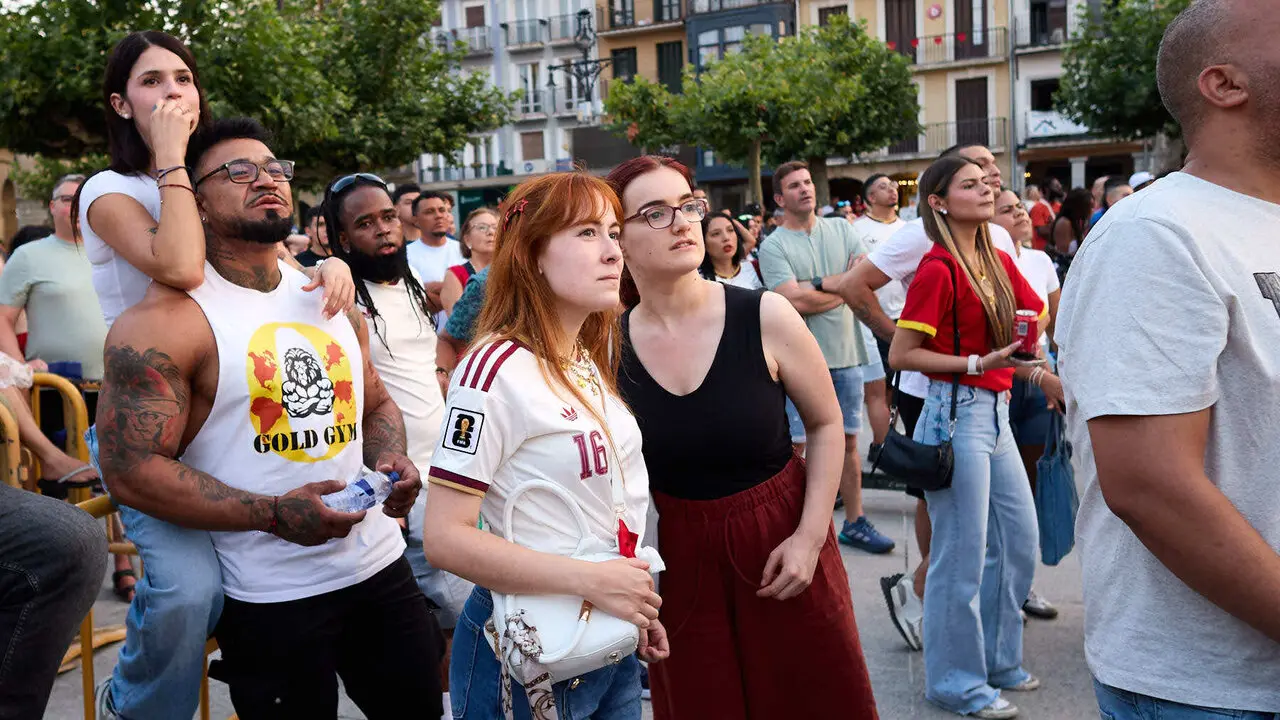 Seguimiento de la final del Mundial de f&uacute;tbol entre Espa&ntilde;a y Argentina en las pantallas gigantes instaladas en la Plaza del Castillo de Pamplona. I&Ntilde;IGO ALZUGARAY