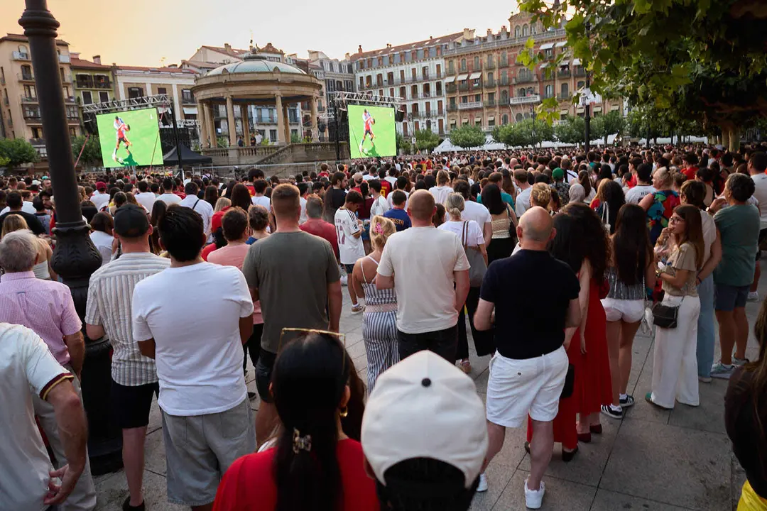 Seguimiento de la final del Mundial de f&uacute;tbol entre Espa&ntilde;a y Argentina en las pantallas gigantes instaladas en la Plaza del Castillo de Pamplona. I&Ntilde;IGO ALZUGARAY