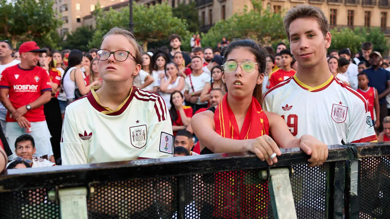 Seguimiento de la final del Mundial de f&uacute;tbol entre Espa&ntilde;a y Argentina en las pantallas gigantes instaladas en la Plaza del Castillo de Pamplona. I&Ntilde;IGO ALZUGARAY