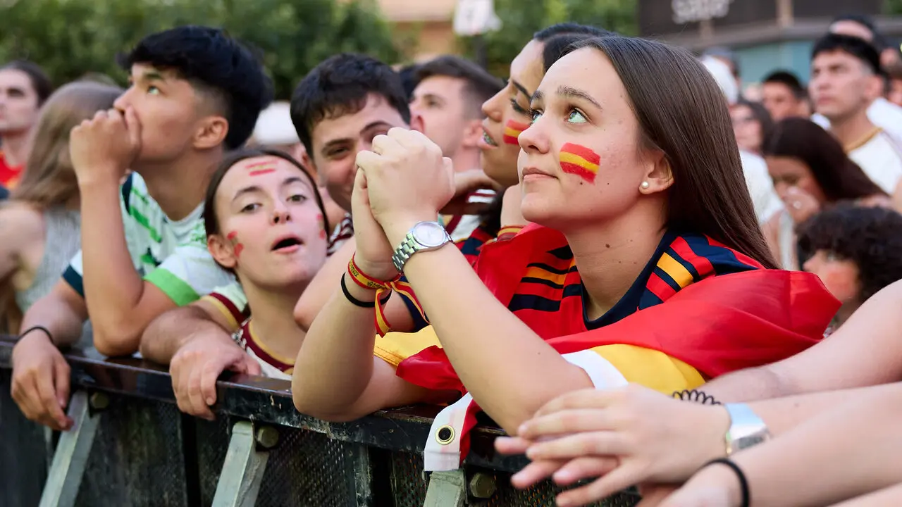 Seguimiento de la final del Mundial de f&uacute;tbol entre Espa&ntilde;a y Argentina en las pantallas gigantes instaladas en la Plaza del Castillo de Pamplona. I&Ntilde;IGO ALZUGARAY