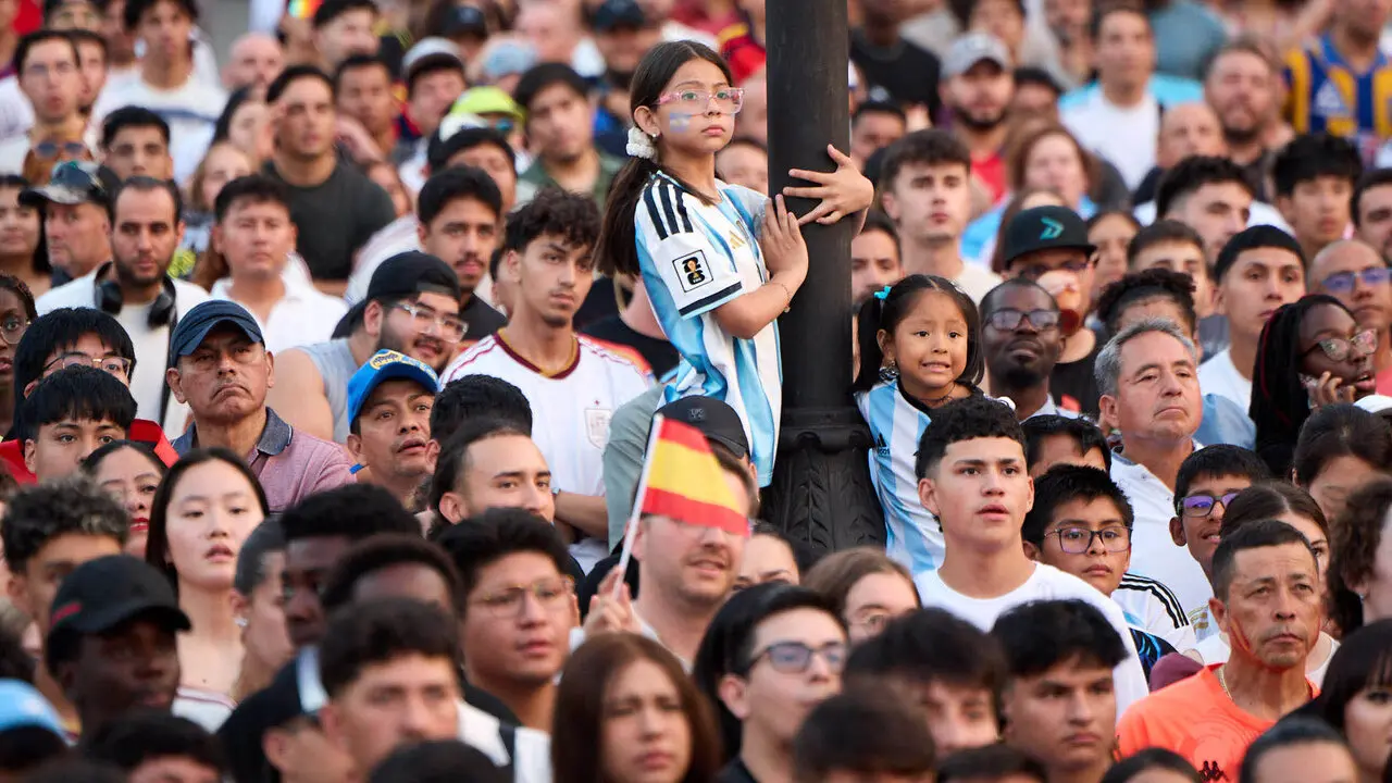 Seguimiento de la final del Mundial de f&uacute;tbol entre Espa&ntilde;a y Argentina en las pantallas gigantes instaladas en la Plaza del Castillo de Pamplona. I&Ntilde;IGO ALZUGARAY