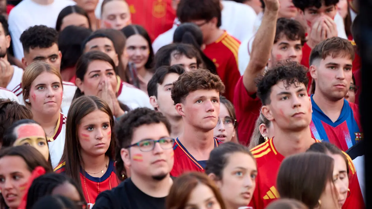 Seguimiento de la final del Mundial de f&uacute;tbol entre Espa&ntilde;a y Argentina en las pantallas gigantes instaladas en la Plaza del Castillo de Pamplona. I&Ntilde;IGO ALZUGARAY