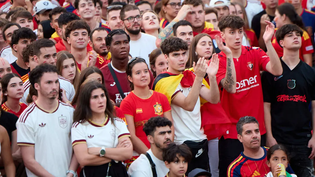 Seguimiento de la final del Mundial de f&uacute;tbol entre Espa&ntilde;a y Argentina en las pantallas gigantes instaladas en la Plaza del Castillo de Pamplona. I&Ntilde;IGO ALZUGARAY
