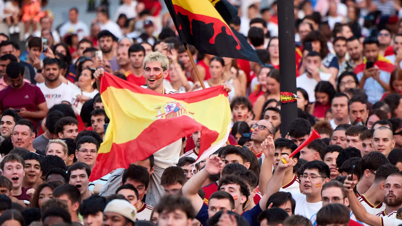 Seguimiento de la final del Mundial de f&uacute;tbol entre Espa&ntilde;a y Argentina en las pantallas gigantes instaladas en la Plaza del Castillo de Pamplona. I&Ntilde;IGO ALZUGARAY
