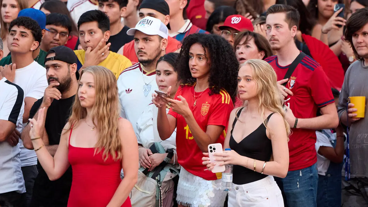 Seguimiento de la final del Mundial de f&uacute;tbol entre Espa&ntilde;a y Argentina en las pantallas gigantes instaladas en la Plaza del Castillo de Pamplona. I&Ntilde;IGO ALZUGARAY