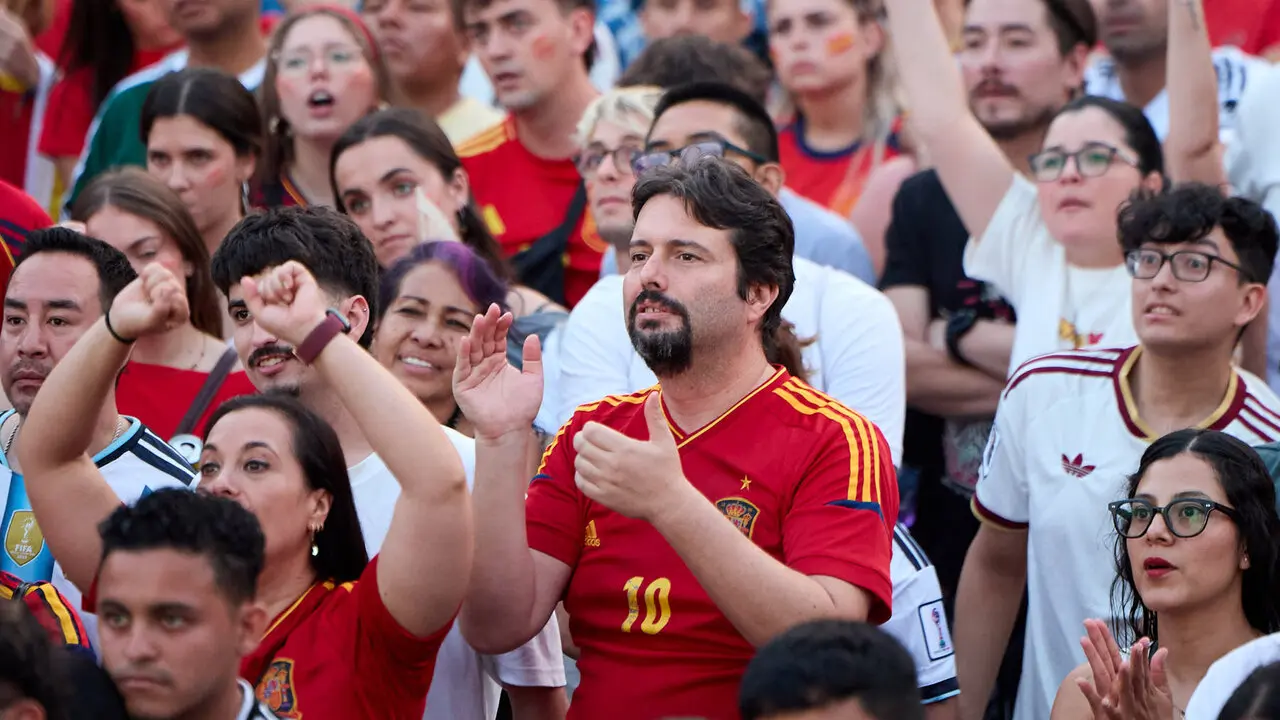 Seguimiento de la final del Mundial de f&uacute;tbol entre Espa&ntilde;a y Argentina en las pantallas gigantes instaladas en la Plaza del Castillo de Pamplona. I&Ntilde;IGO ALZUGARAY