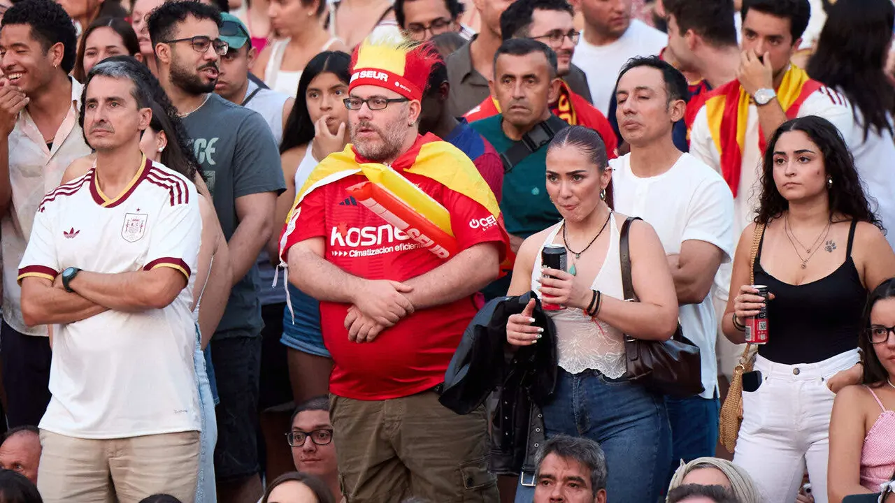 Seguimiento de la final del Mundial de f&uacute;tbol entre Espa&ntilde;a y Argentina en las pantallas gigantes instaladas en la Plaza del Castillo de Pamplona. I&Ntilde;IGO ALZUGARAY