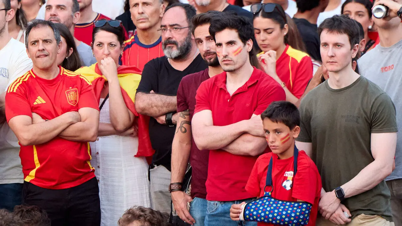 Seguimiento de la final del Mundial de f&uacute;tbol entre Espa&ntilde;a y Argentina en las pantallas gigantes instaladas en la Plaza del Castillo de Pamplona. I&Ntilde;IGO ALZUGARAY