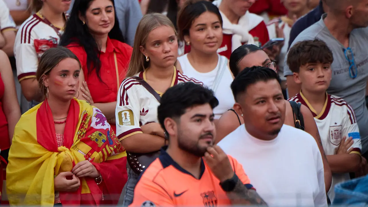 Seguimiento de la final del Mundial de f&uacute;tbol entre Espa&ntilde;a y Argentina en las pantallas gigantes instaladas en la Plaza del Castillo de Pamplona. I&Ntilde;IGO ALZUGARAY