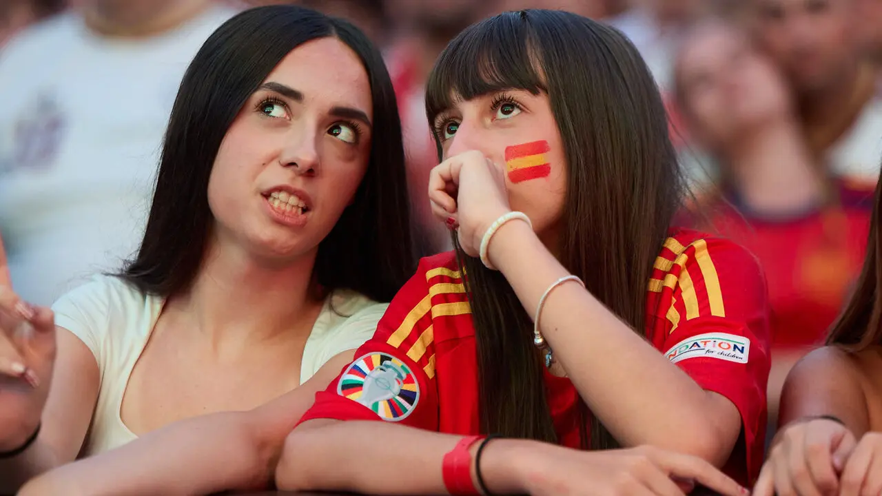 Seguimiento de la final del Mundial de f&uacute;tbol entre Espa&ntilde;a y Argentina en las pantallas gigantes instaladas en la Plaza del Castillo de Pamplona. I&Ntilde;IGO ALZUGARAY