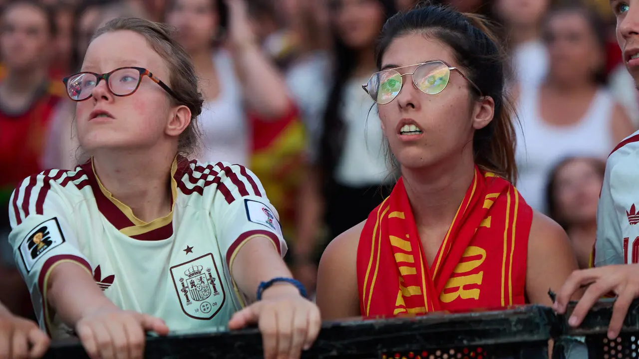 Seguimiento de la final del Mundial de f&uacute;tbol entre Espa&ntilde;a y Argentina en las pantallas gigantes instaladas en la Plaza del Castillo de Pamplona. I&Ntilde;IGO ALZUGARAY