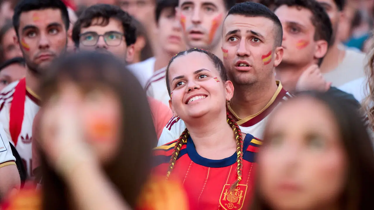 Seguimiento de la final del Mundial de f&uacute;tbol entre Espa&ntilde;a y Argentina en las pantallas gigantes instaladas en la Plaza del Castillo de Pamplona. I&Ntilde;IGO ALZUGARAY
