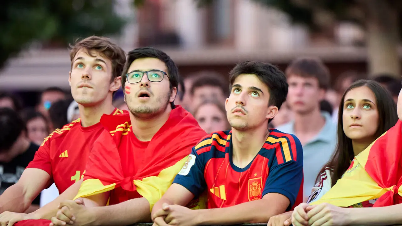 Seguimiento de la final del Mundial de f&uacute;tbol entre Espa&ntilde;a y Argentina en las pantallas gigantes instaladas en la Plaza del Castillo de Pamplona. I&Ntilde;IGO ALZUGARAY