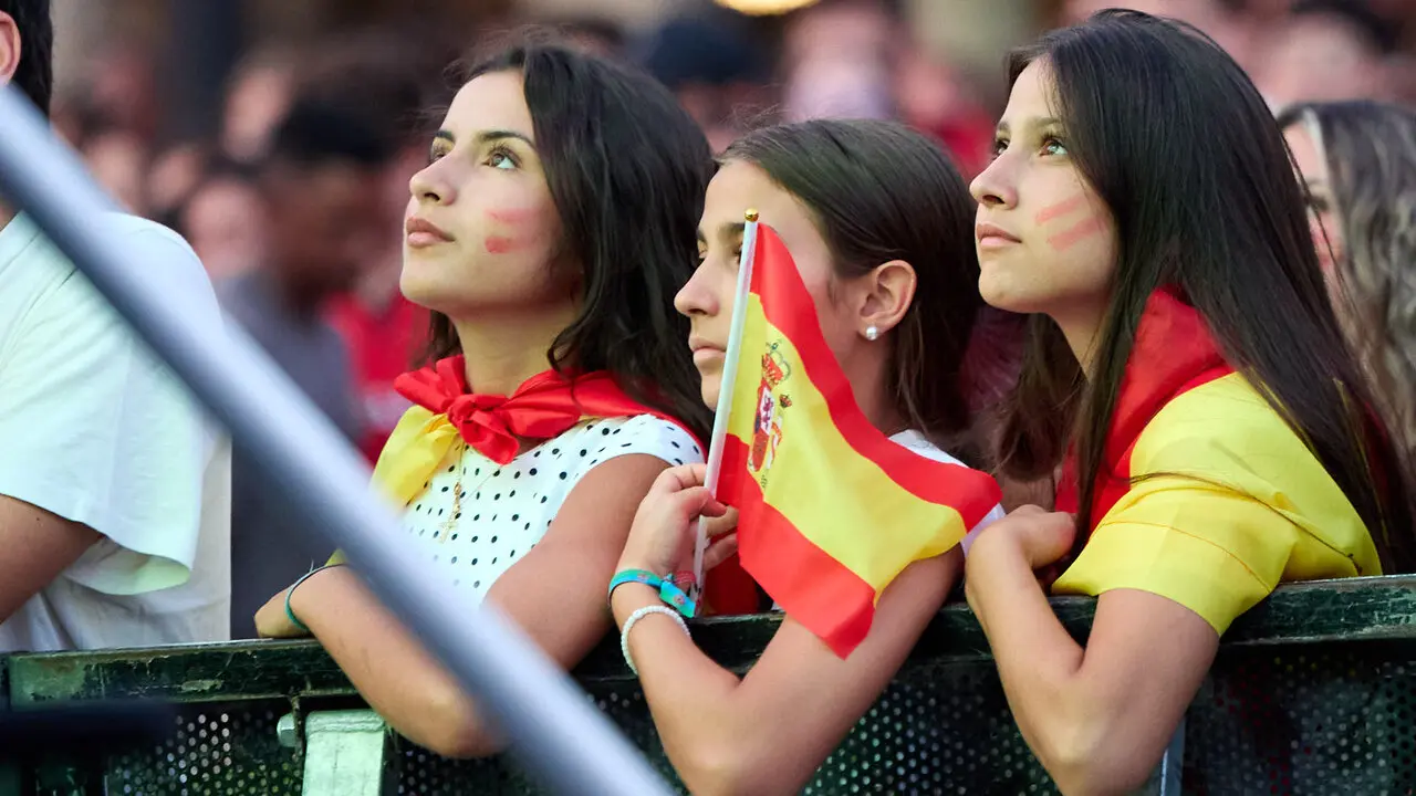 Seguimiento de la final del Mundial de f&uacute;tbol entre Espa&ntilde;a y Argentina en las pantallas gigantes instaladas en la Plaza del Castillo de Pamplona. I&Ntilde;IGO ALZUGARAY