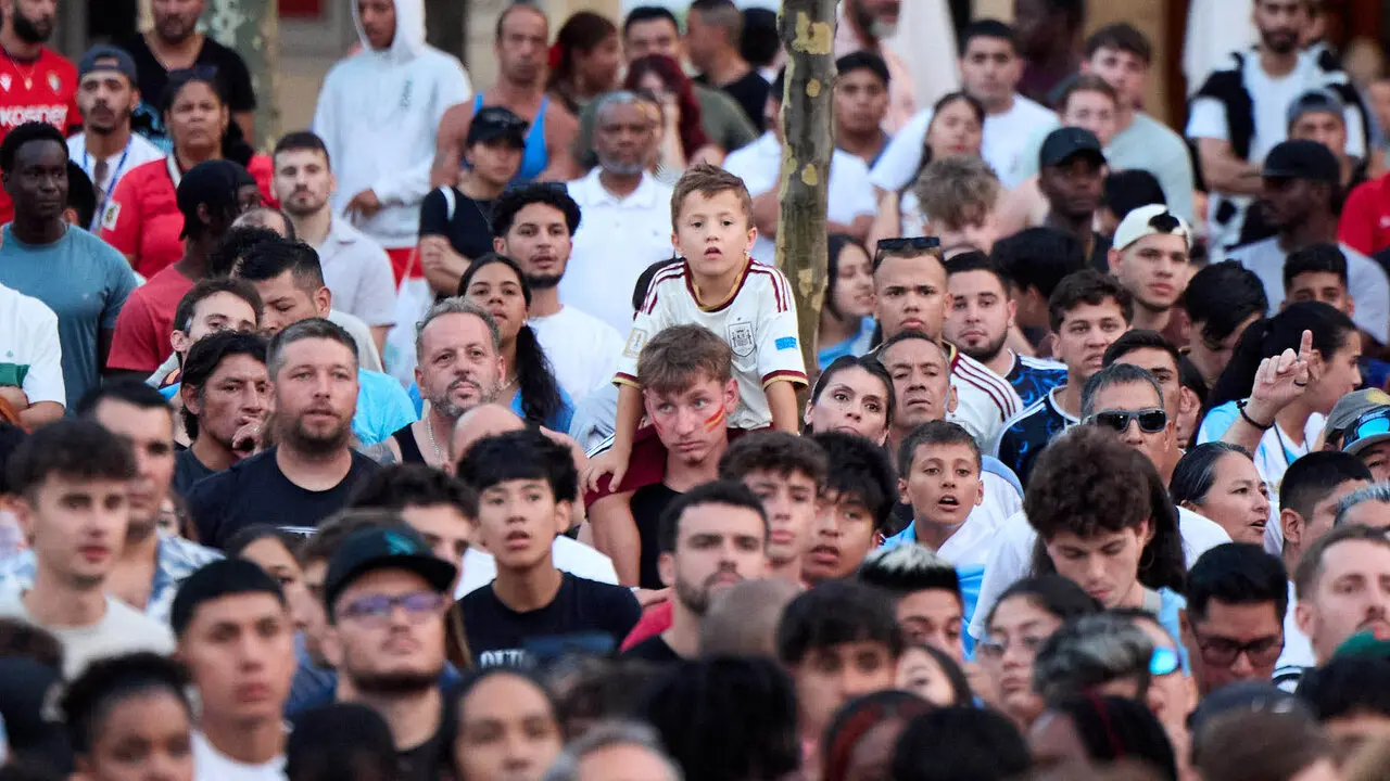 Seguimiento de la final del Mundial de f&uacute;tbol entre Espa&ntilde;a y Argentina en las pantallas gigantes instaladas en la Plaza del Castillo de Pamplona. I&Ntilde;IGO ALZUGARAY