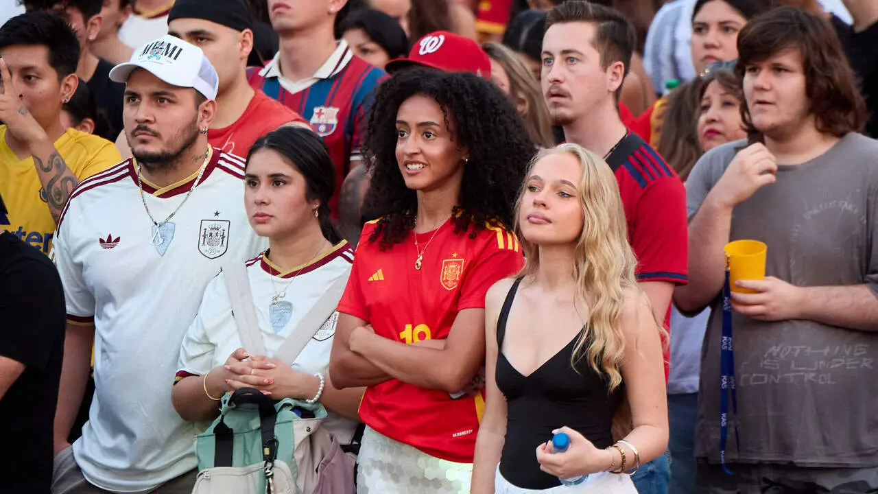 Seguimiento de la final del Mundial de f&uacute;tbol entre Espa&ntilde;a y Argentina en las pantallas gigantes instaladas en la Plaza del Castillo de Pamplona. I&Ntilde;IGO ALZUGARAY