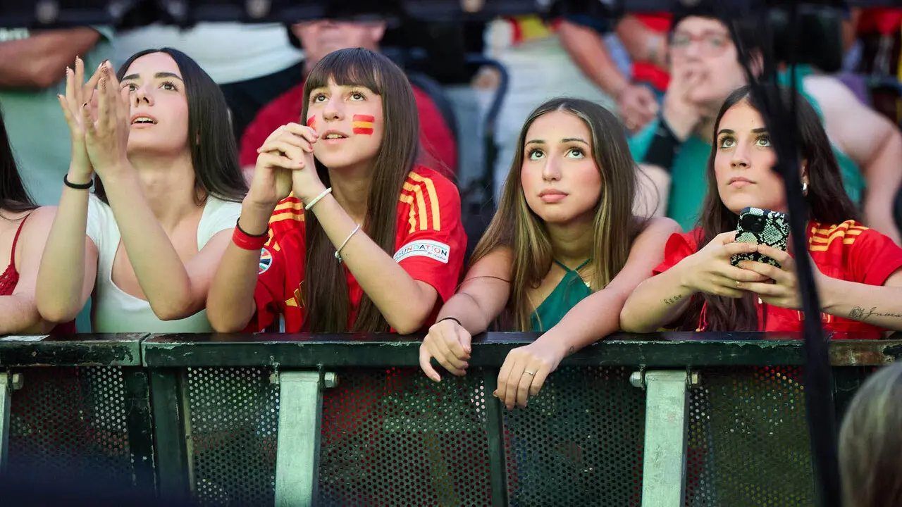 Seguimiento de la final del Mundial de f&uacute;tbol entre Espa&ntilde;a y Argentina en las pantallas gigantes instaladas en la Plaza del Castillo de Pamplona. I&Ntilde;IGO ALZUGARAY