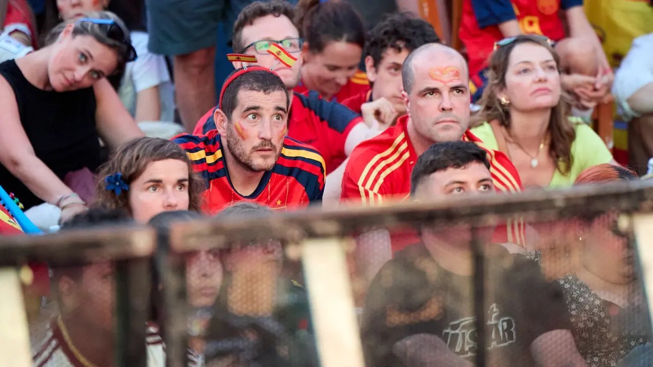 Seguimiento de la final del Mundial de f&uacute;tbol entre Espa&ntilde;a y Argentina en las pantallas gigantes instaladas en la Plaza del Castillo de Pamplona. I&Ntilde;IGO ALZUGARAY