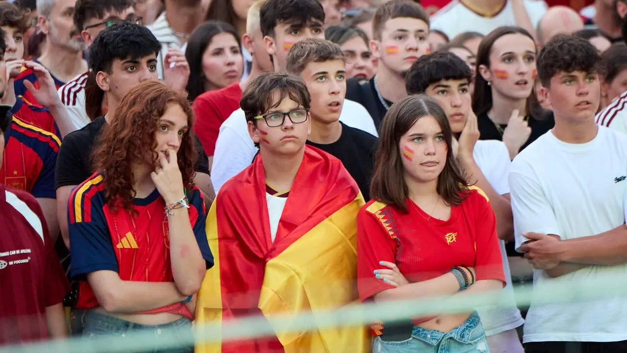 Seguimiento de la final del Mundial de f&uacute;tbol entre Espa&ntilde;a y Argentina en las pantallas gigantes instaladas en la Plaza del Castillo de Pamplona. I&Ntilde;IGO ALZUGARAY