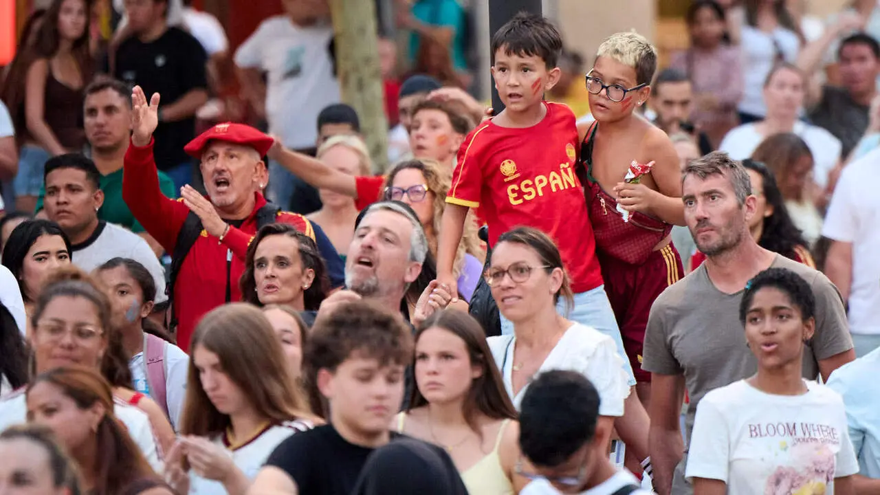 Seguimiento de la final del Mundial de f&uacute;tbol entre Espa&ntilde;a y Argentina en las pantallas gigantes instaladas en la Plaza del Castillo de Pamplona. I&Ntilde;IGO ALZUGARAY