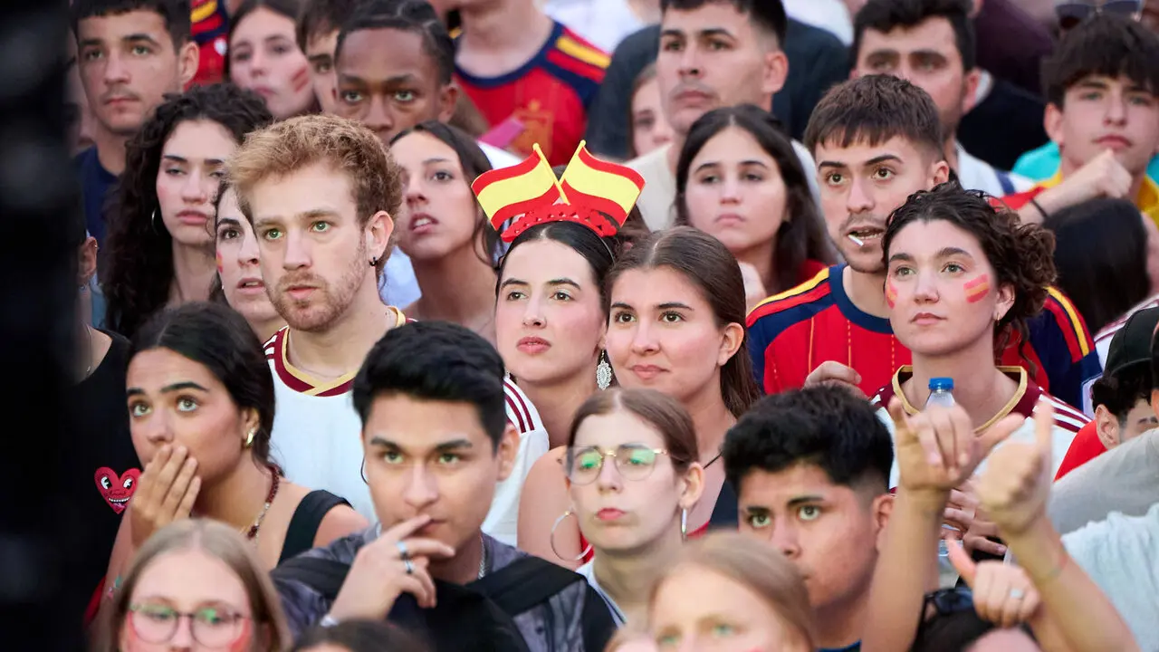 Seguimiento de la final del Mundial de f&uacute;tbol entre Espa&ntilde;a y Argentina en las pantallas gigantes instaladas en la Plaza del Castillo de Pamplona. I&Ntilde;IGO ALZUGARAY