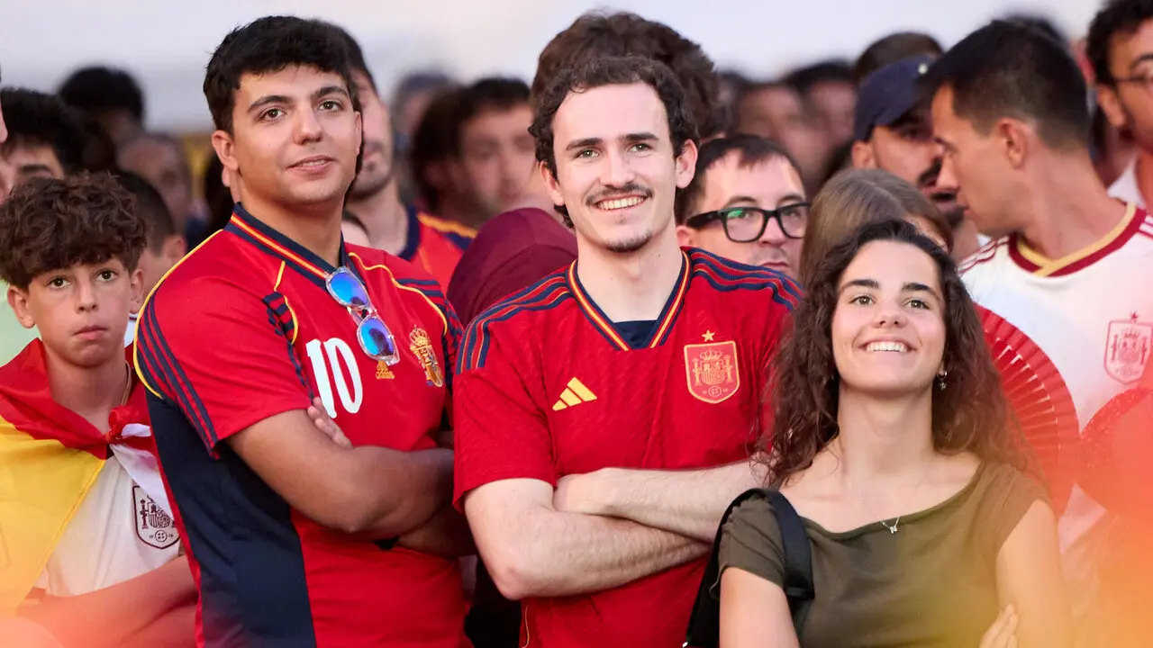 Seguimiento de la final del Mundial de f&uacute;tbol entre Espa&ntilde;a y Argentina en las pantallas gigantes instaladas en la Plaza del Castillo de Pamplona. I&Ntilde;IGO ALZUGARAY