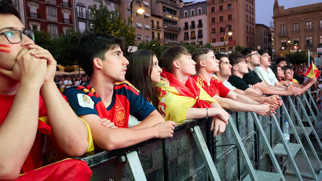 Seguimiento de la final del Mundial de f&uacute;tbol entre Espa&ntilde;a y Argentina en las pantallas gigantes instaladas en la Plaza del Castillo de Pamplona. I&Ntilde;IGO ALZUGARAY