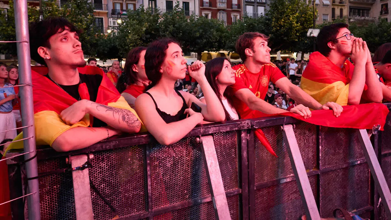Seguimiento de la final del Mundial de f&uacute;tbol entre Espa&ntilde;a y Argentina en las pantallas gigantes instaladas en la Plaza del Castillo de Pamplona. I&Ntilde;IGO ALZUGARAY