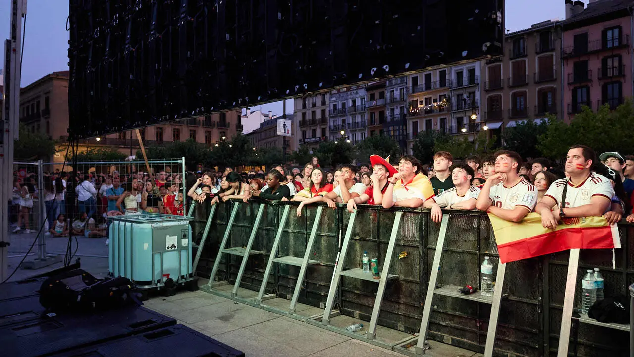 Seguimiento de la final del Mundial de f&uacute;tbol entre Espa&ntilde;a y Argentina en las pantallas gigantes instaladas en la Plaza del Castillo de Pamplona. I&Ntilde;IGO ALZUGARAY