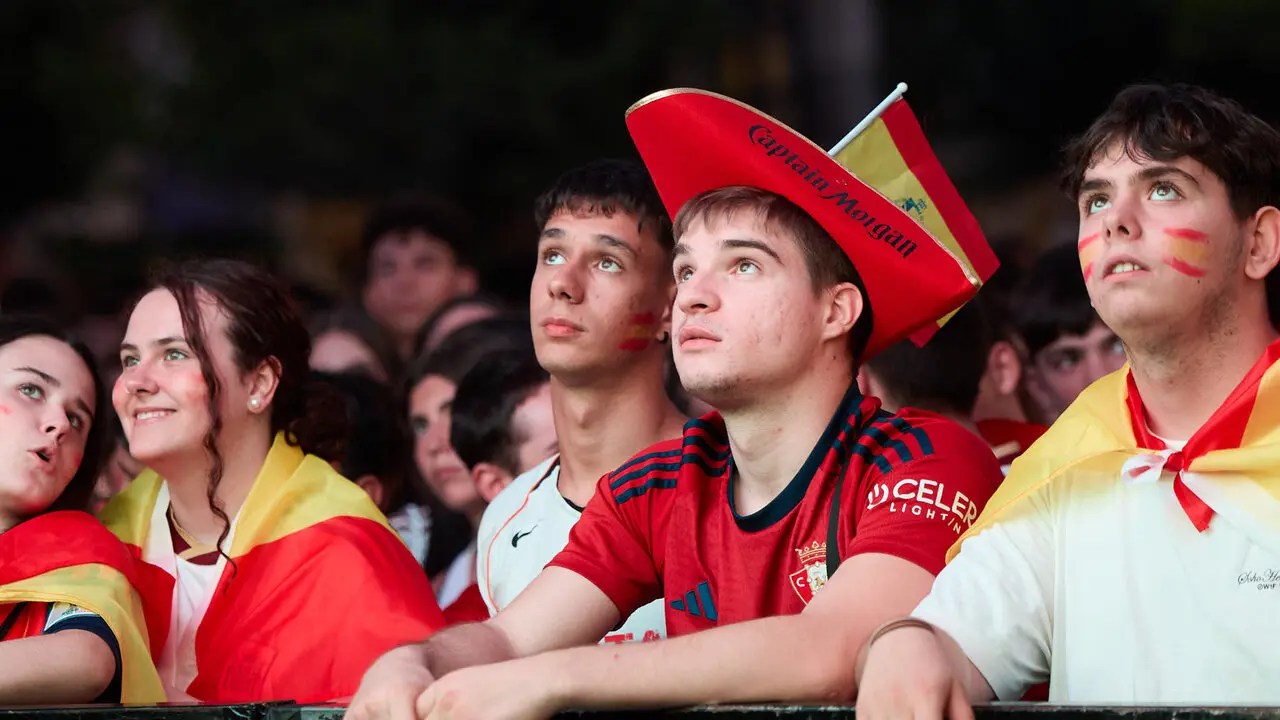 Seguimiento de la final del Mundial de f&uacute;tbol entre Espa&ntilde;a y Argentina en las pantallas gigantes instaladas en la Plaza del Castillo de Pamplona. I&Ntilde;IGO ALZUGARAY