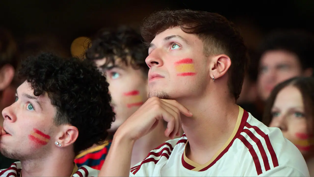 Seguimiento de la final del Mundial de f&uacute;tbol entre Espa&ntilde;a y Argentina en las pantallas gigantes instaladas en la Plaza del Castillo de Pamplona. I&Ntilde;IGO ALZUGARAY
