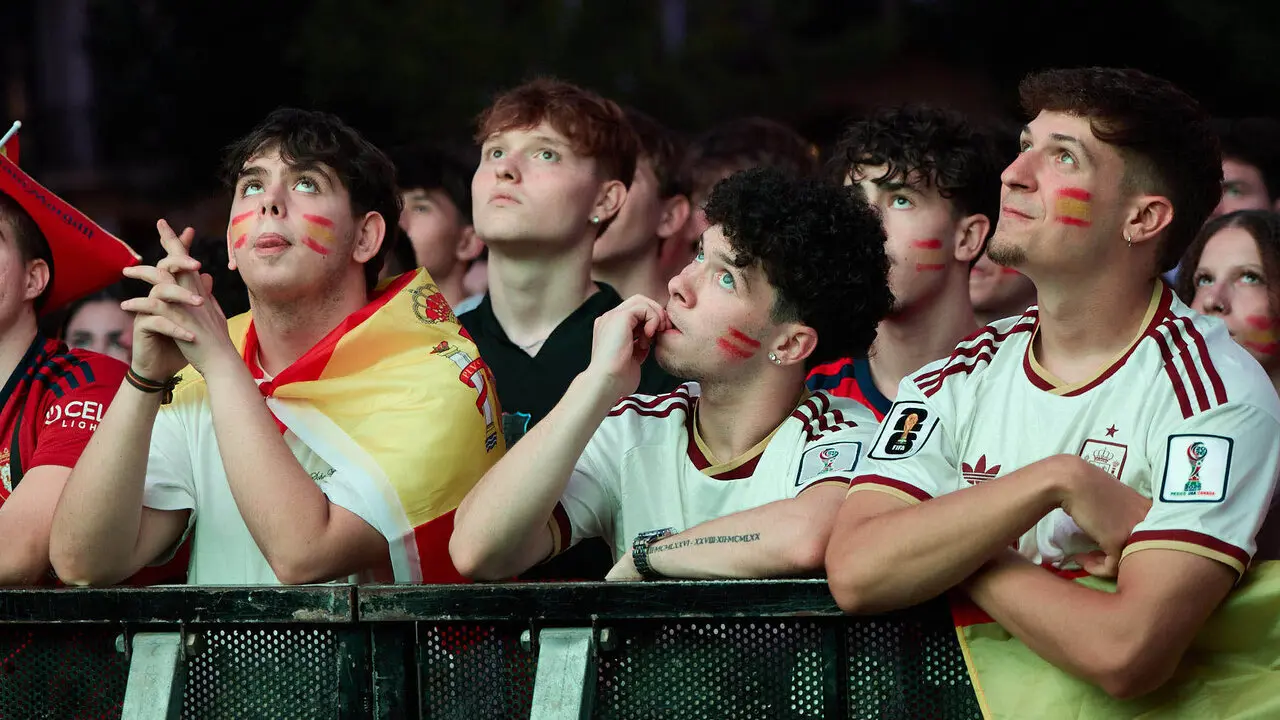 Seguimiento de la final del Mundial de f&uacute;tbol entre Espa&ntilde;a y Argentina en las pantallas gigantes instaladas en la Plaza del Castillo de Pamplona. I&Ntilde;IGO ALZUGARAY