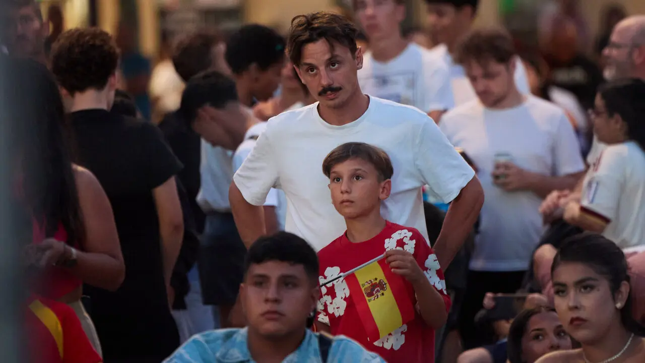 Seguimiento de la final del Mundial de f&uacute;tbol entre Espa&ntilde;a y Argentina en las pantallas gigantes instaladas en la Plaza del Castillo de Pamplona. I&Ntilde;IGO ALZUGARAY