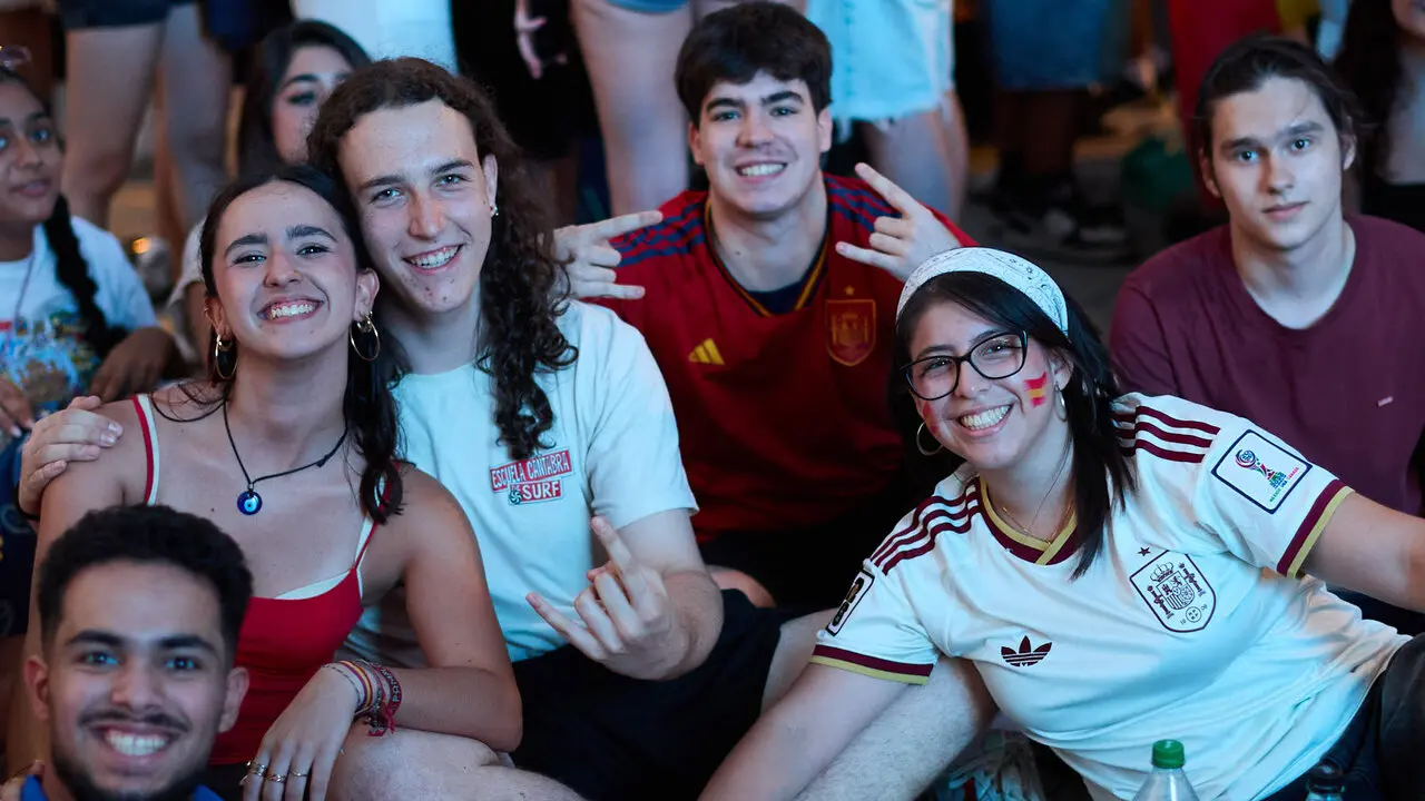 Seguimiento de la final del Mundial de f&uacute;tbol entre Espa&ntilde;a y Argentina en las pantallas gigantes instaladas en la Plaza del Castillo de Pamplona. I&Ntilde;IGO ALZUGARAY