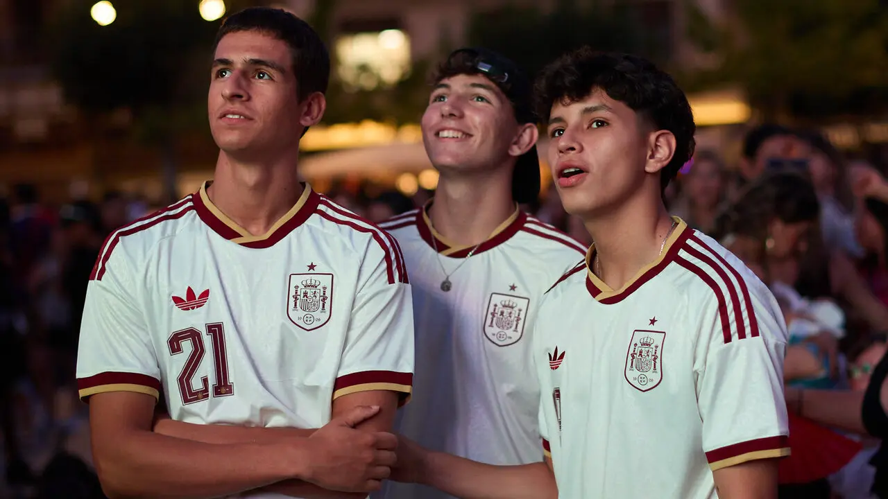 Seguimiento de la final del Mundial de f&uacute;tbol entre Espa&ntilde;a y Argentina en las pantallas gigantes instaladas en la Plaza del Castillo de Pamplona. I&Ntilde;IGO ALZUGARAY