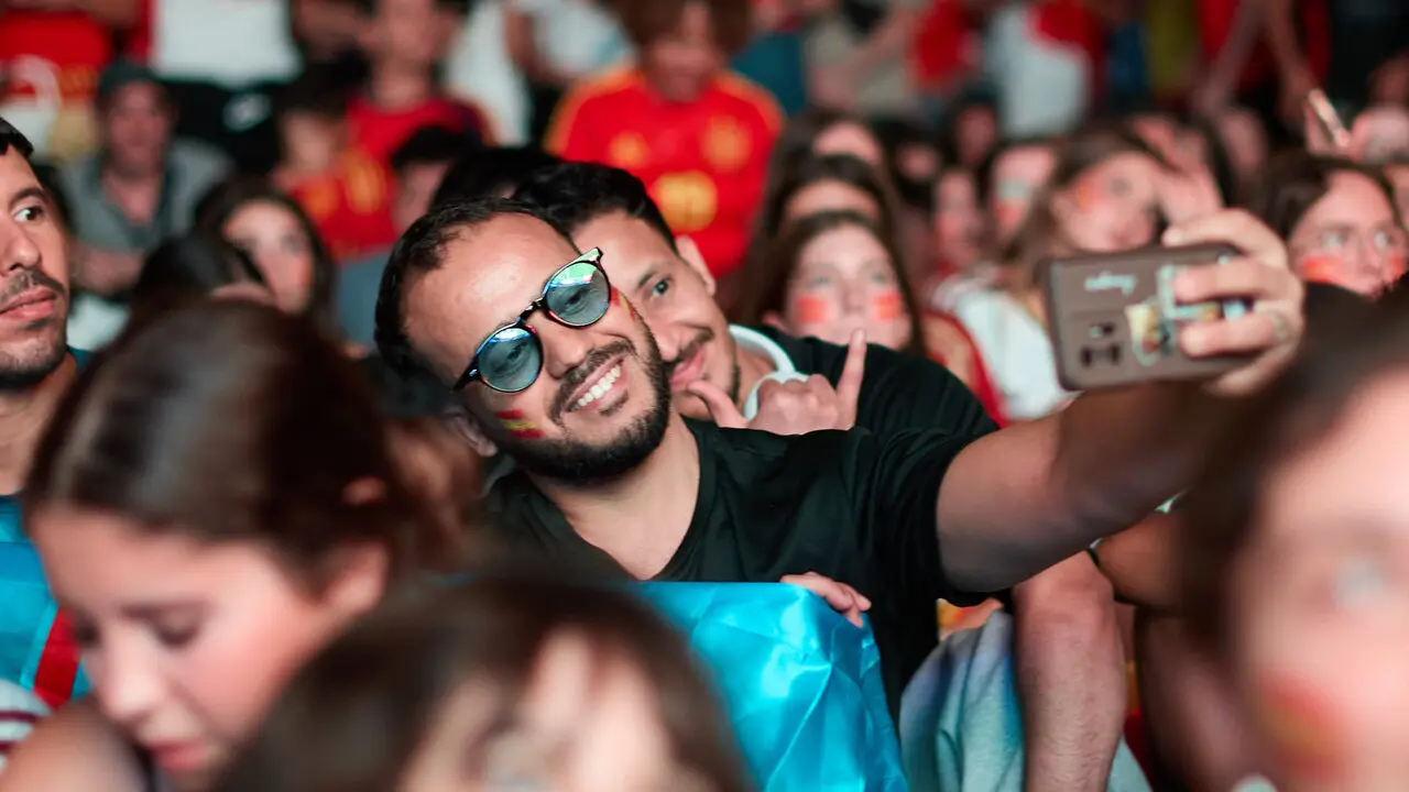 Seguimiento de la final del Mundial de f&uacute;tbol entre Espa&ntilde;a y Argentina en las pantallas gigantes instaladas en la Plaza del Castillo de Pamplona. I&Ntilde;IGO ALZUGARAY