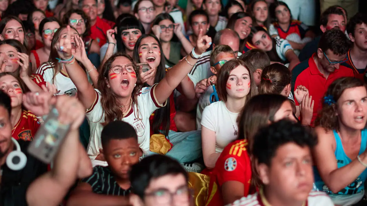 Seguimiento de la final del Mundial de f&uacute;tbol entre Espa&ntilde;a y Argentina en las pantallas gigantes instaladas en la Plaza del Castillo de Pamplona. I&Ntilde;IGO ALZUGARAY